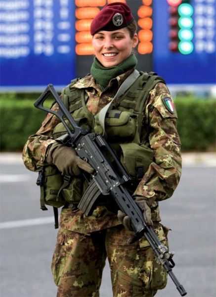 девушка - солдат Италия