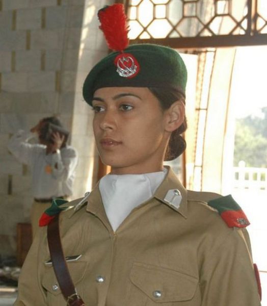 девушка - солдат Пакистан