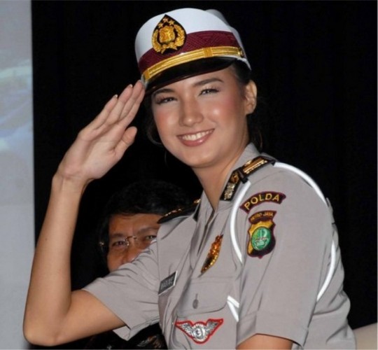 девушка - солдат Индонезия