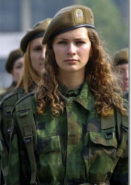 девушка - солдат Сербия