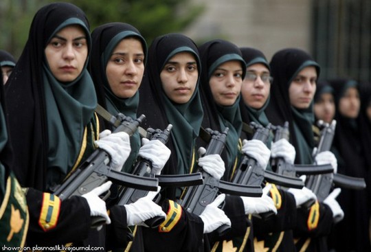 девушка - солдат Иран
