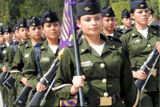 девушка - солдат Мексика