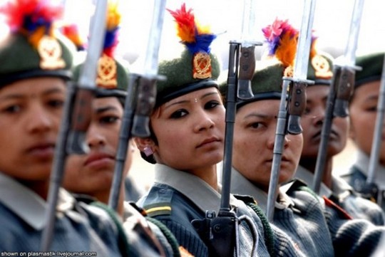 девушка - солдат Непал