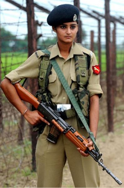 девушка - солдат Индия