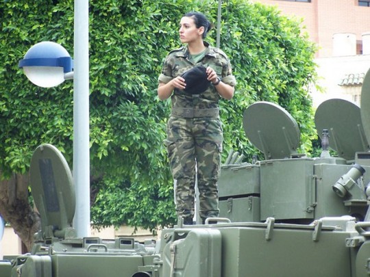 девушка - солдат Испания